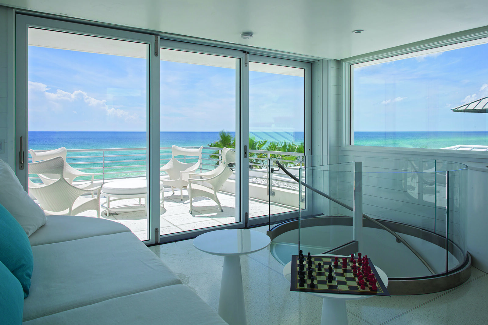 Gulf-front modern home with Loewen Windows and Doors
